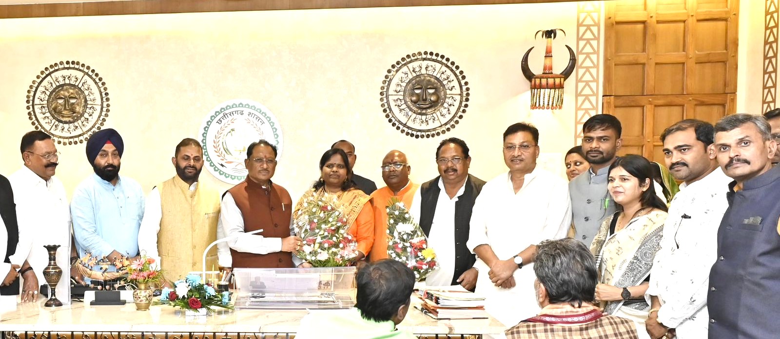 मुख्यमंत्री विष्णु देव साय से मिली महापौर मंजूषा भगत, दिया शपथ ग्रहण में आने का न्योता 